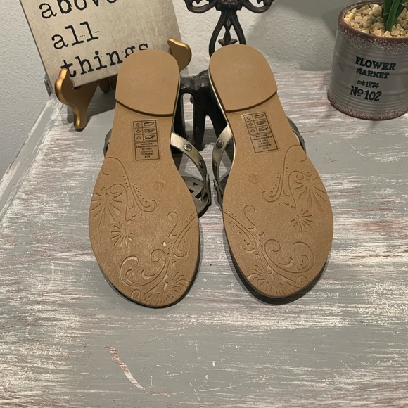 PEWTER SILVER ornate thong sandals Pierre Dumas NIB 6 6.5 7 7.5 8.5 9 10 M Width - Picture 11 of 12